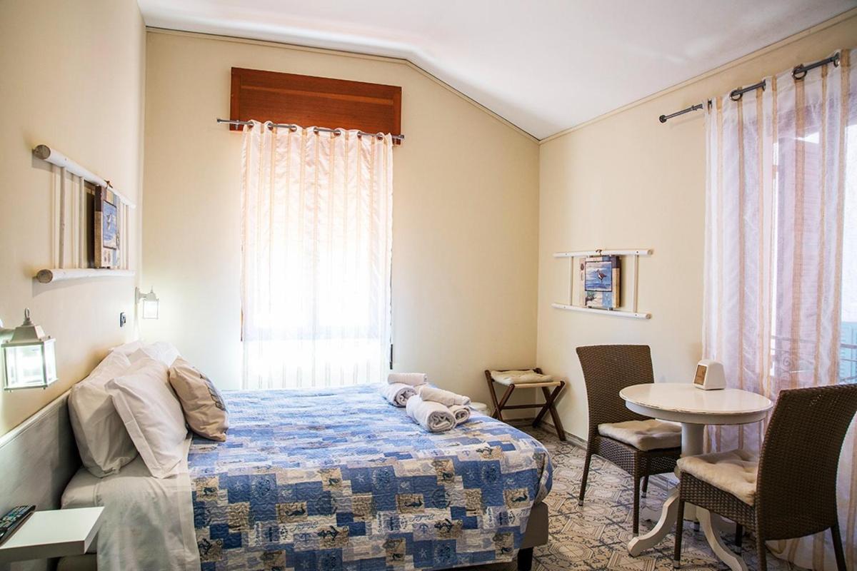 Hotel Elena Noli